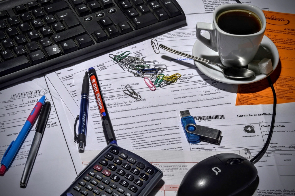 Late payments on your credit report - SecuredCardHQ guide illustration
